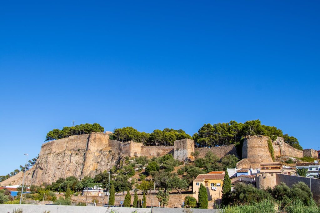 Qué hacer en Dénia: planes imprescindibles para disfrutar de esta joya del Mediterráneo castillo de denia visto desde la avenida miguel hernandez