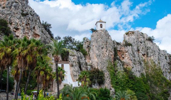 vista-angulo-edificios-historicos-guadalest-rocas-montanas-espanolas